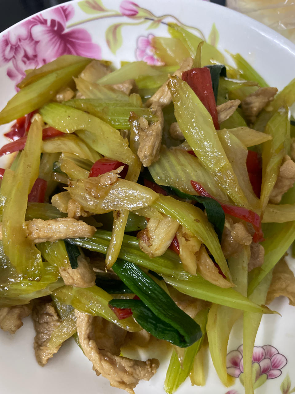 超级嫩的芹菜炒肉