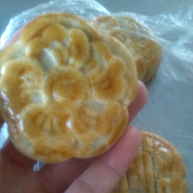 广式蛋黄莲蓉月饼