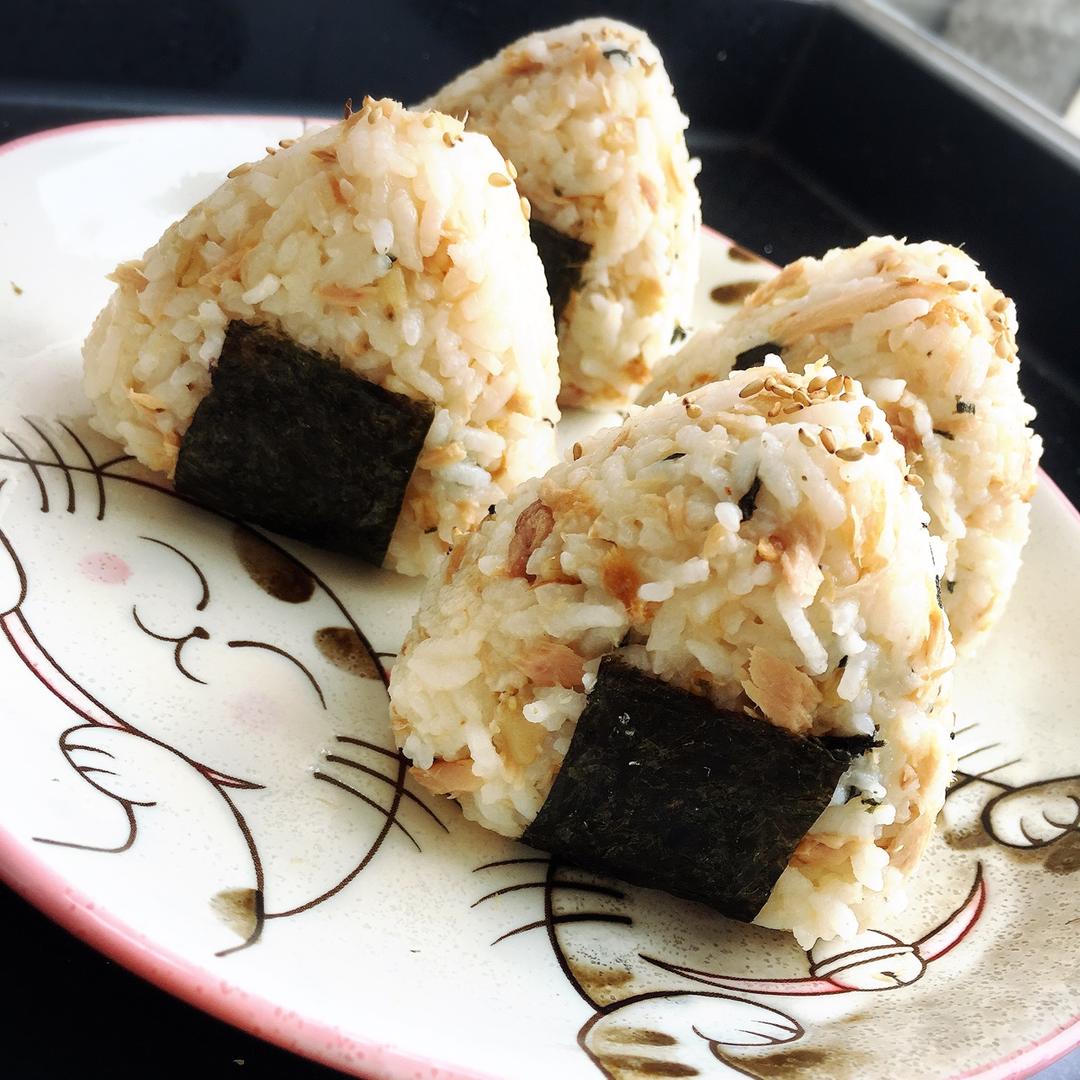 金枪鱼芝麻手捏饭团