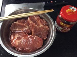 【超简单】黑胡椒酱烤梅花肉排的做法 步骤2