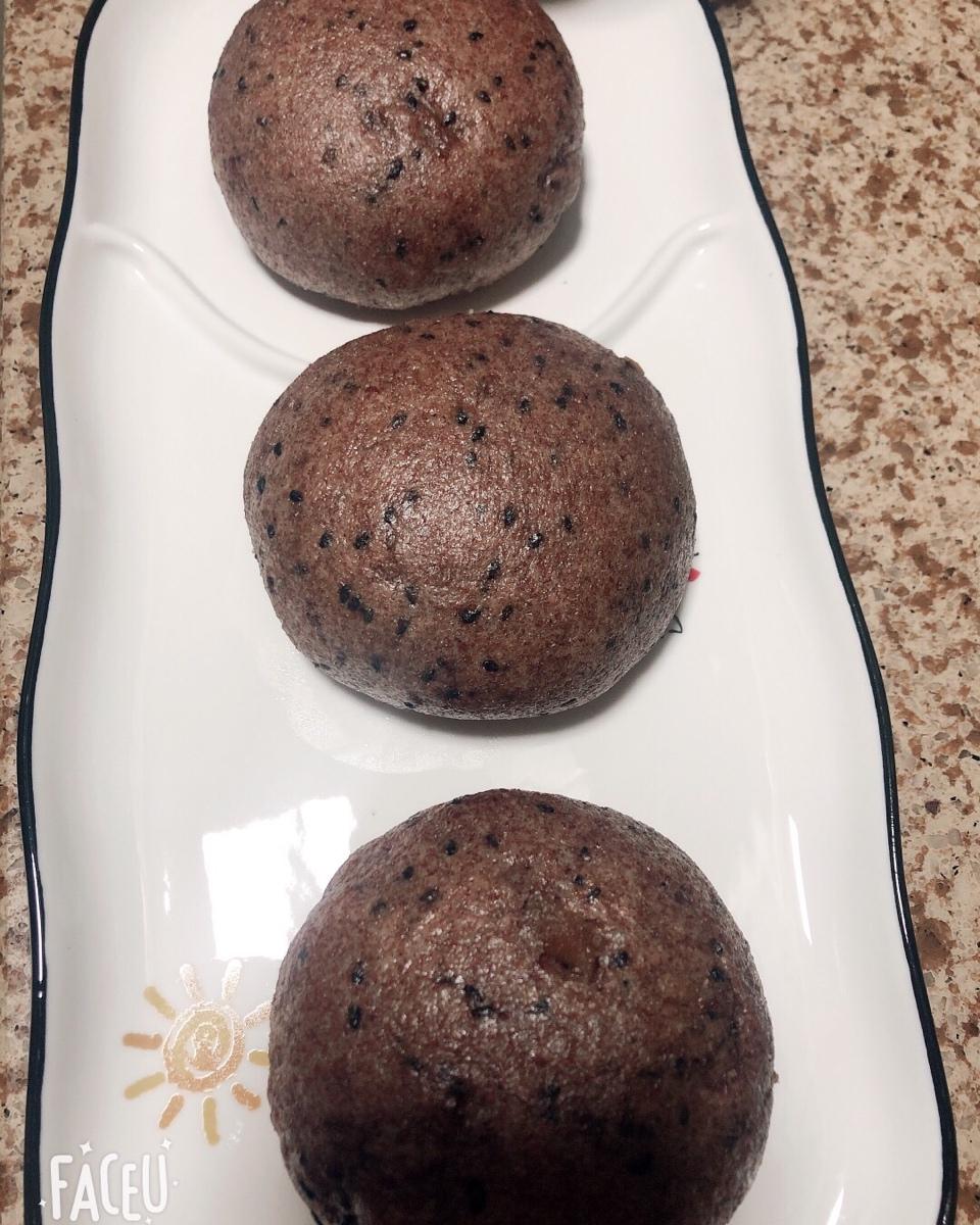 黑全麦粉馒头
