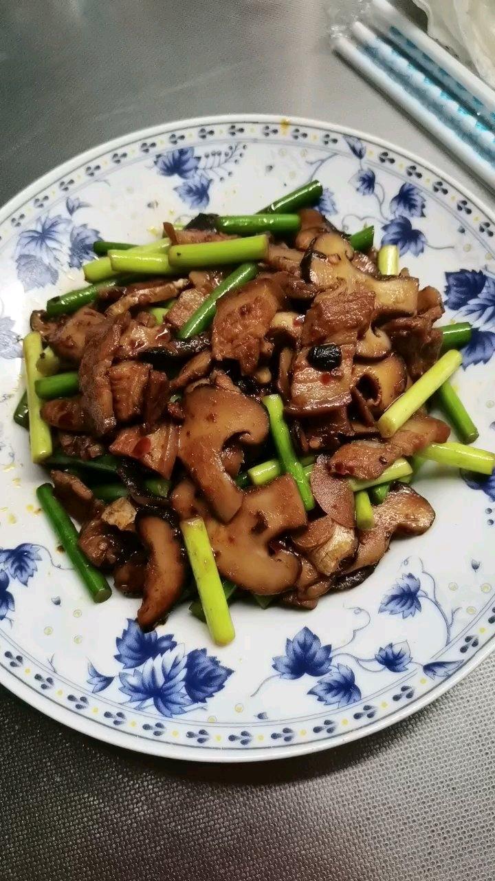五花肉炒蒜苔 / 蒜薹炒肉