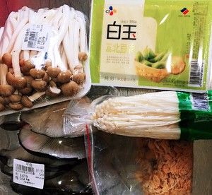 菌菇虾皮豆腐汤的做法 步骤1