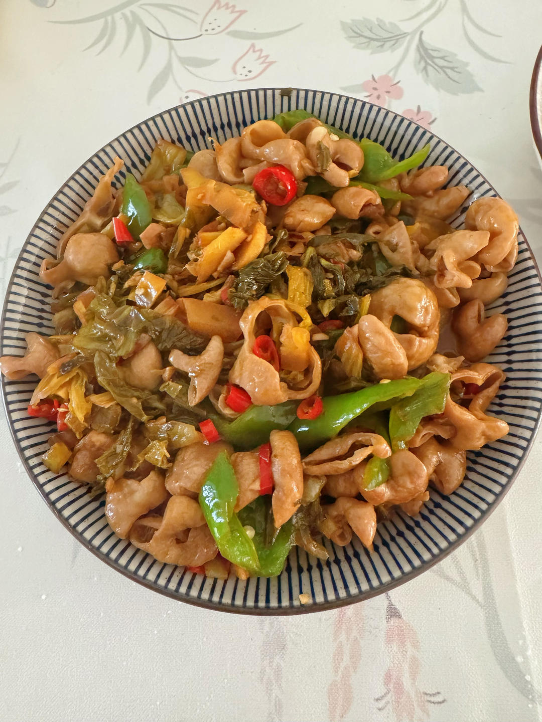 你们要的酸菜炒肥肠教程来了，好吃巨下饭！