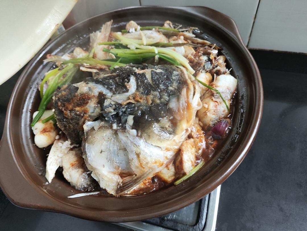 不加一滴水的干锅胖头鱼鱼头，没有一点土腥味，从此爱上淡水鱼