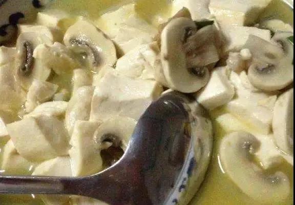 白蘑菇炖豆腐，鲜嫩爽滑又美味鲜香，很多人越吃越健康！的做法 步骤6