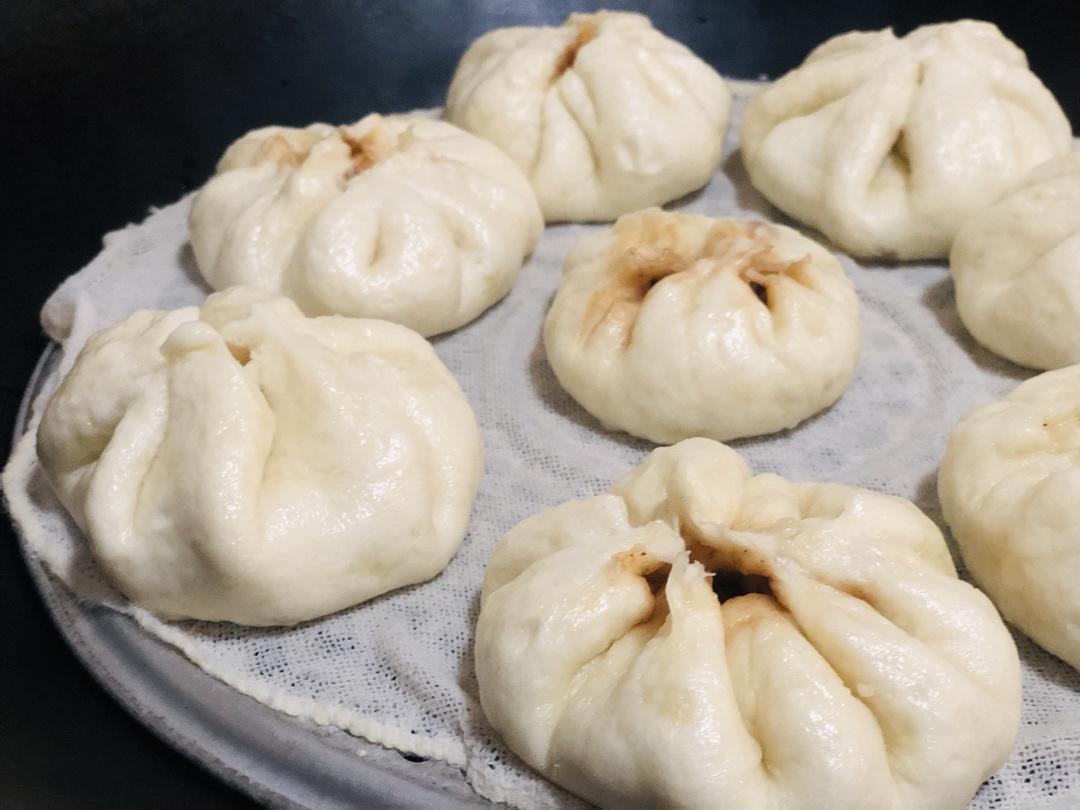 云朵般松软爆浆蜜汁叉烧包