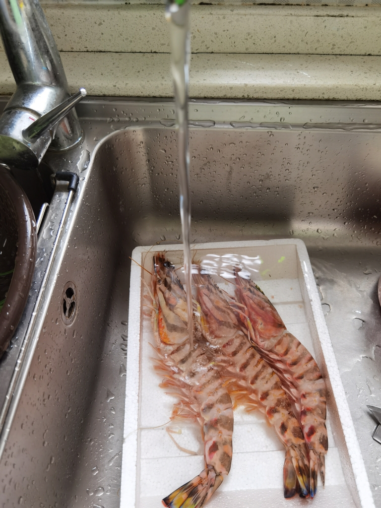 铁锅锁鲜半焗超大斑节虾的做法 步骤2