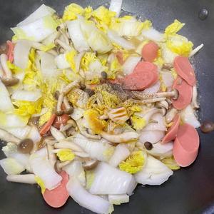 蟹味菇炒白菜的做法 步骤3