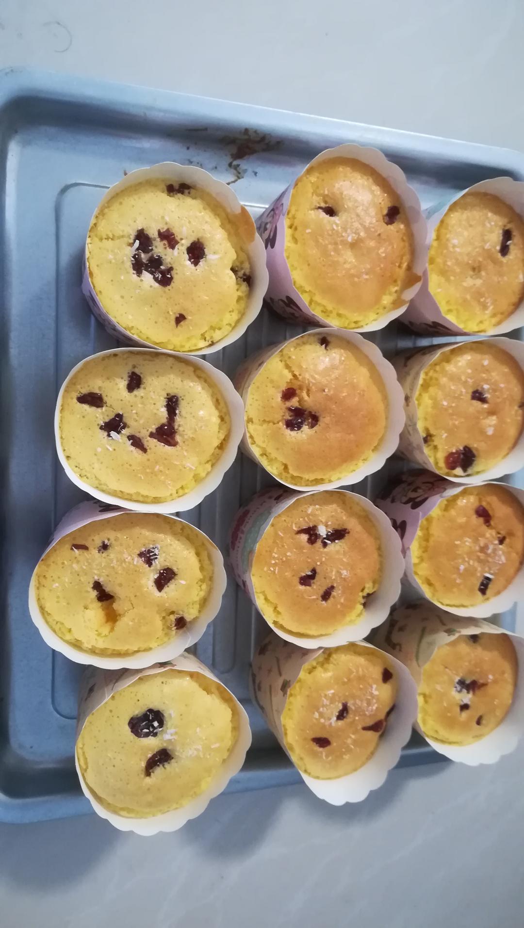 椰蓉蔓越莓玛芬纸杯蛋糕