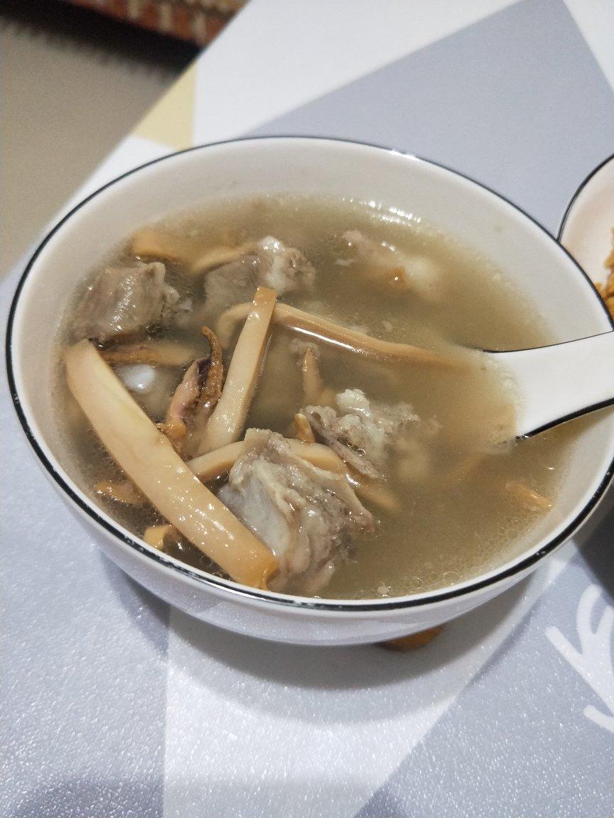 墨鱼排骨汤