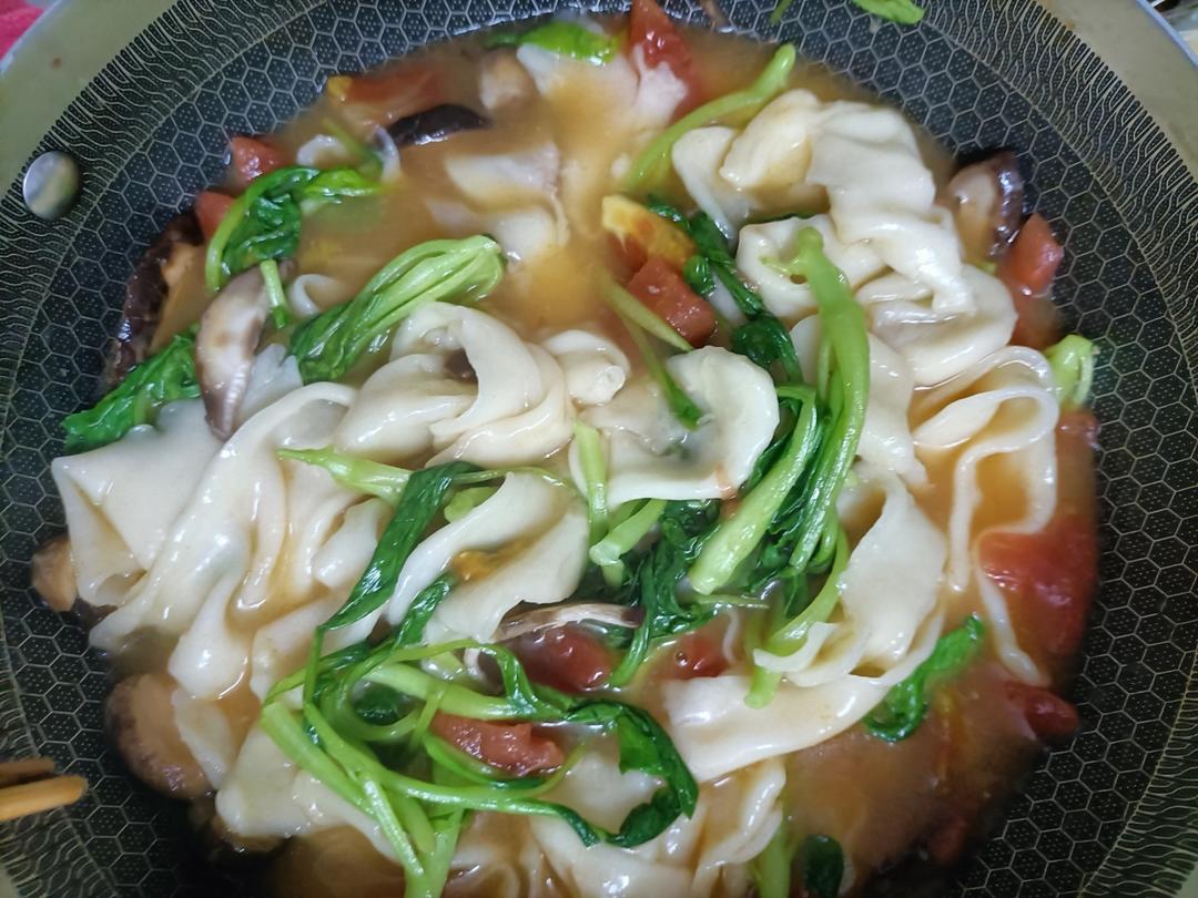 面片汤，面片爽滑筋道又柔软，汤汁鲜美