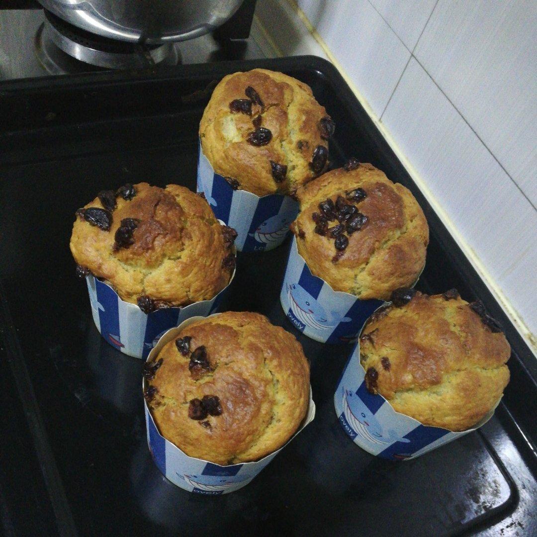 香蕉马芬纸杯蛋糕黑加仑干花生碎