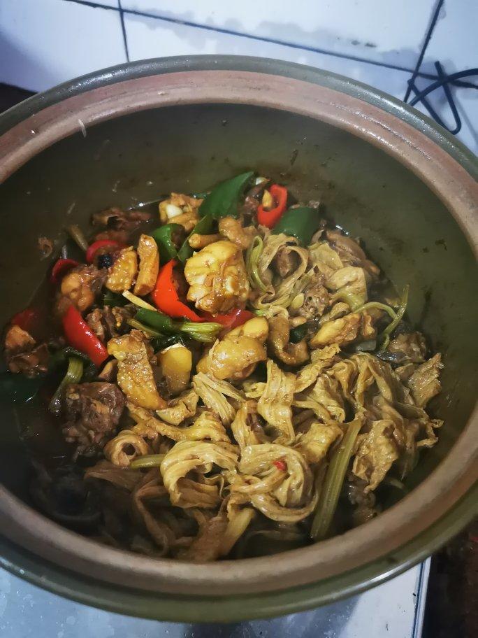 一鸡两吃的广东鸡煲