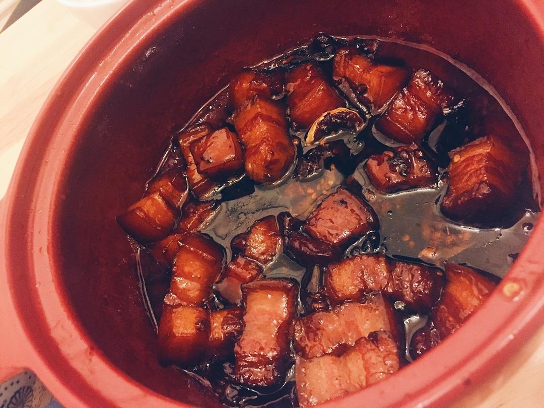 吃着碗里望着锅里的红烧肉