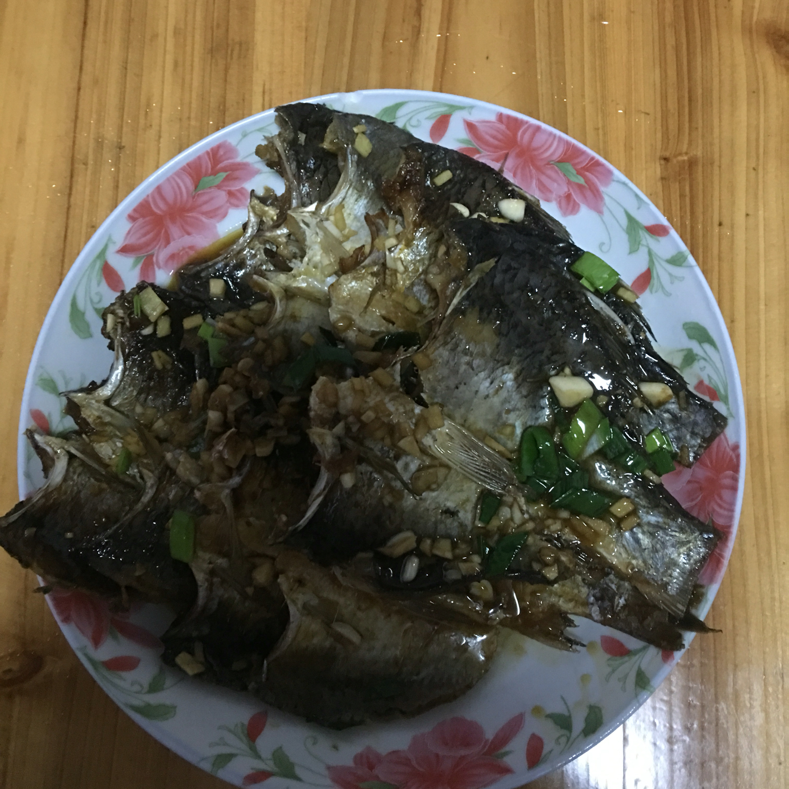 葱熇小鲫鱼