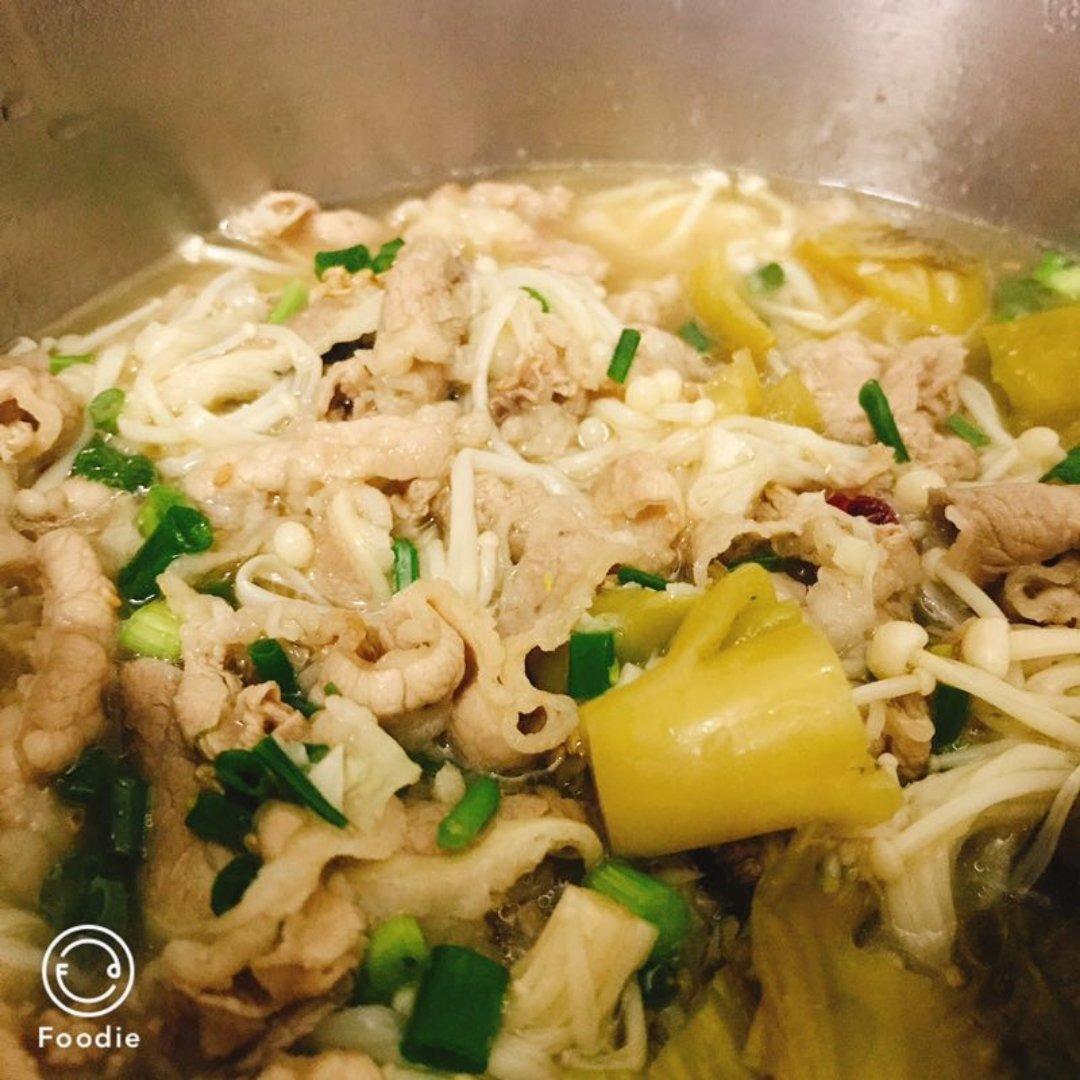 酸菜金针菇肥牛汤