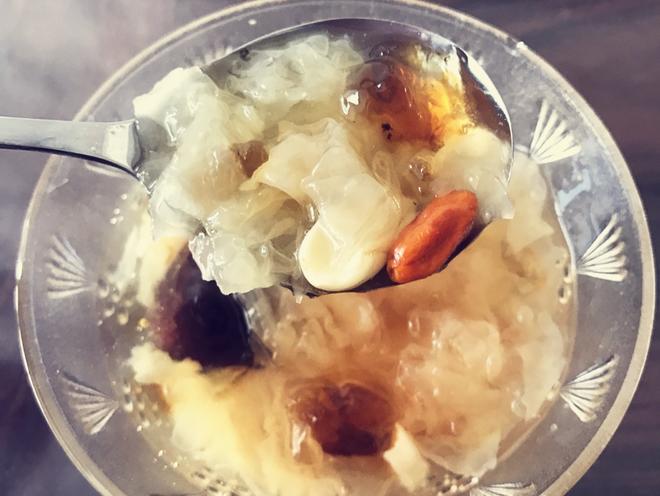 桃胶银耳枸杞百合甜汤的做法