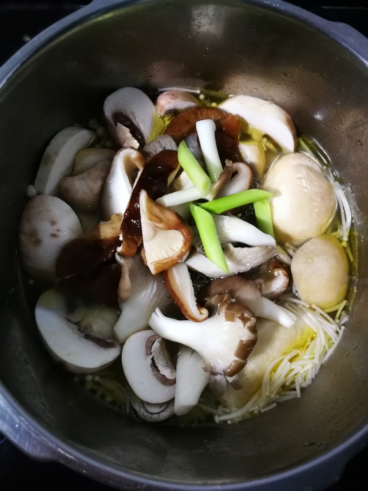 日本卡通电影里温暖的杂菌汤的做法 步骤1