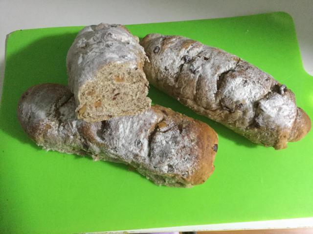 全麦葡萄干面包