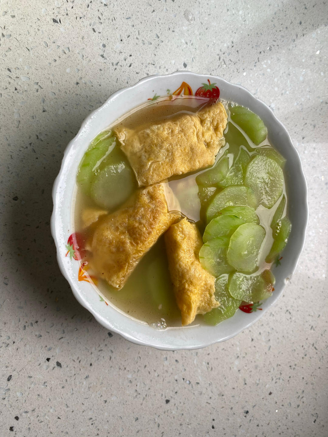 5分钟就能做好的巨鲜美的菌菇黄瓜汤