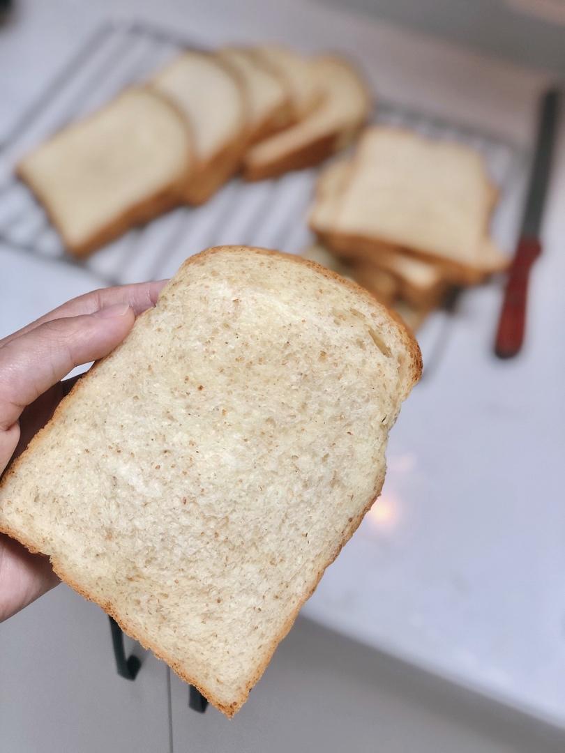 柔软的蜂蜜牛乳全麦吐司