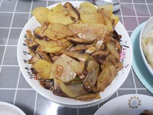 土豆炒香菇的做法 步骤3