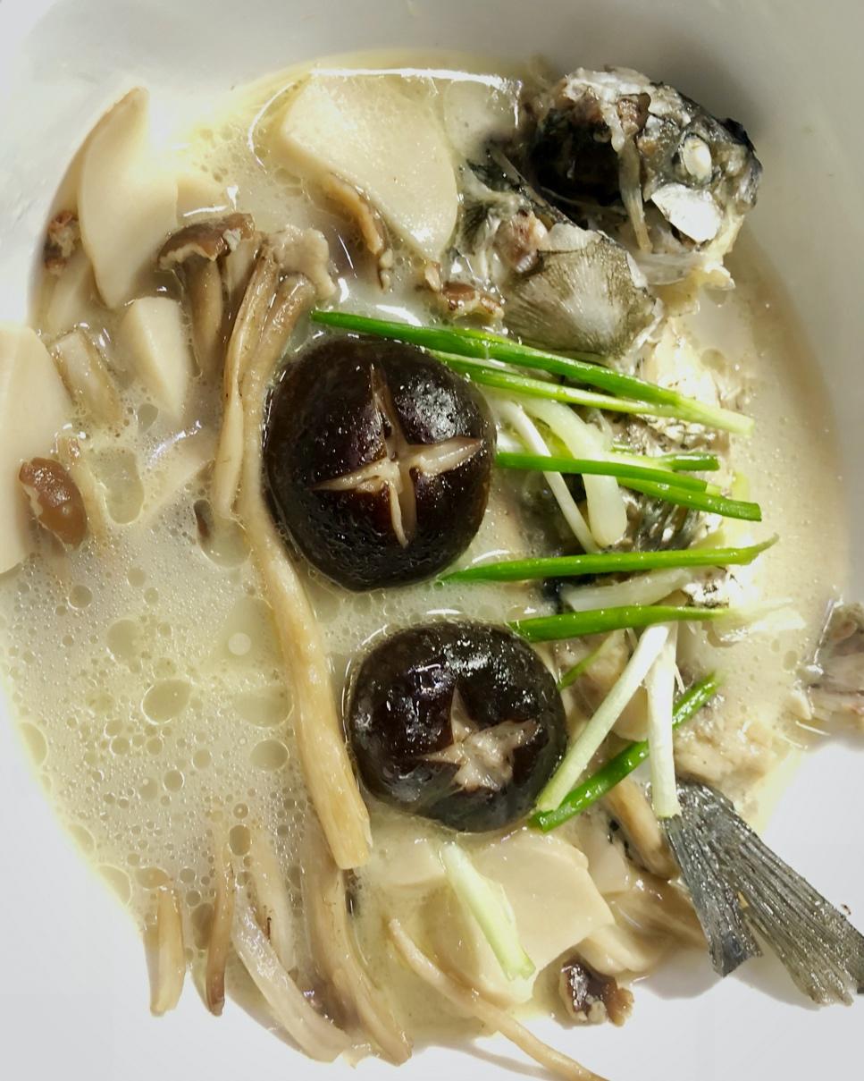 dannie1021cooker做的鲜菌奶白鲫鱼汤