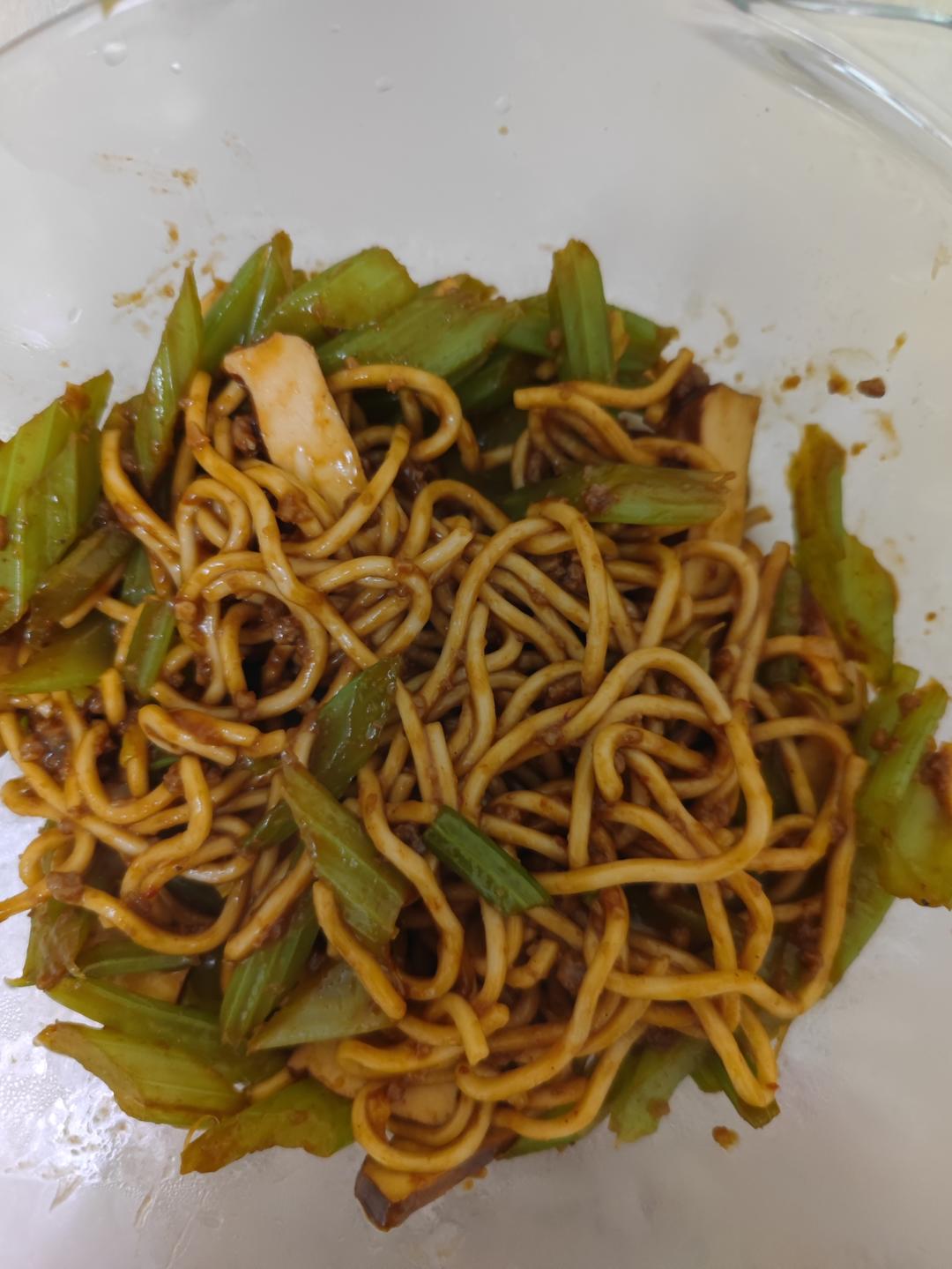 香芹肉末香菇酱拌面