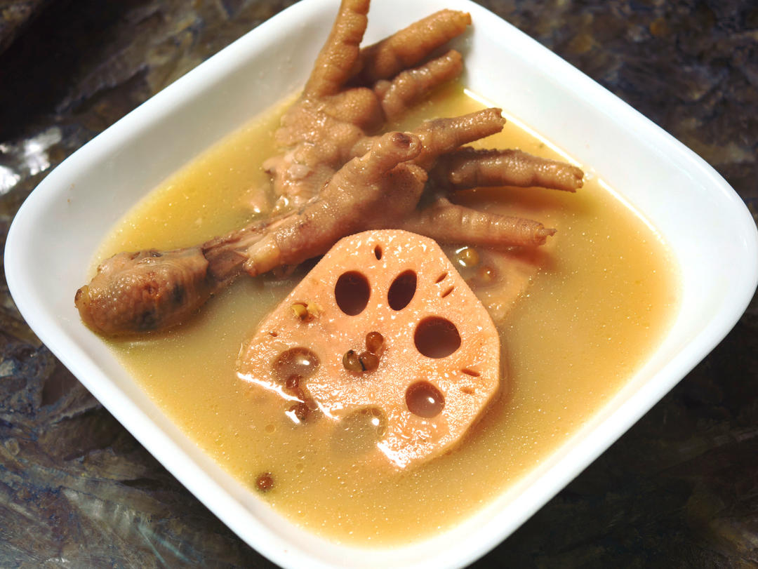 绿豆莲藕鸡脚猪骨汤