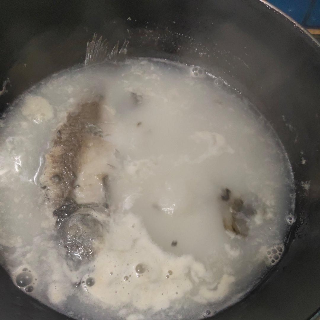 清炖鲫鱼汤 三个关键步骤让你轻松炖出汤浓味鲜色白似奶的鲫鱼汤