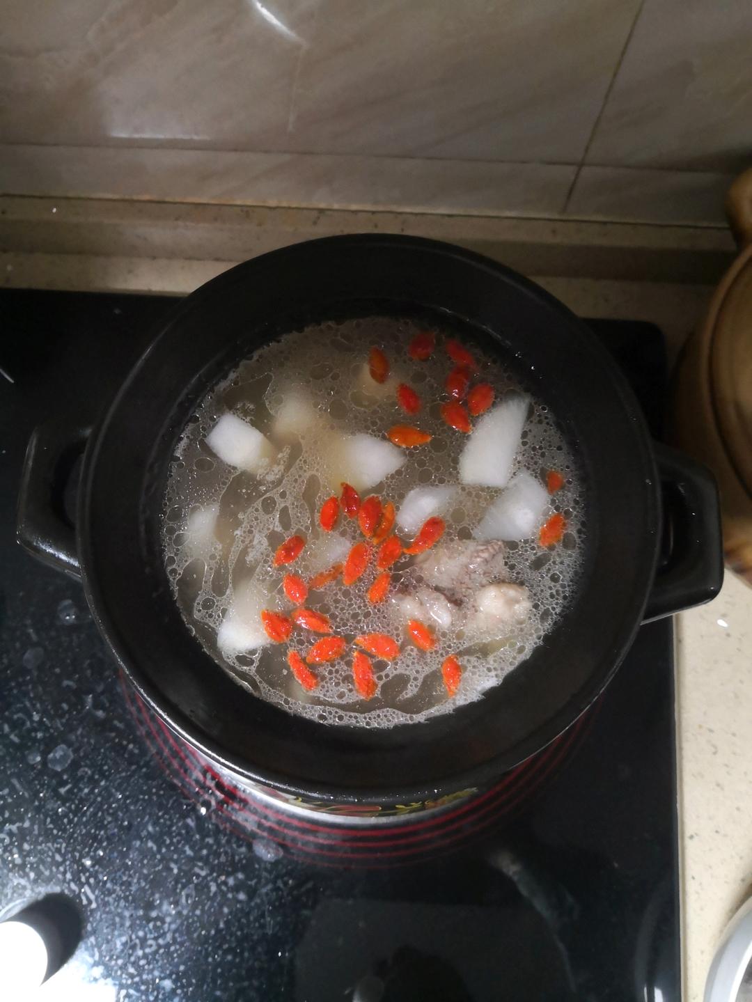 清炖羊排，老爸的拿手菜，汤鲜味浓，羊肉软烂，连萝卜都非常好吃