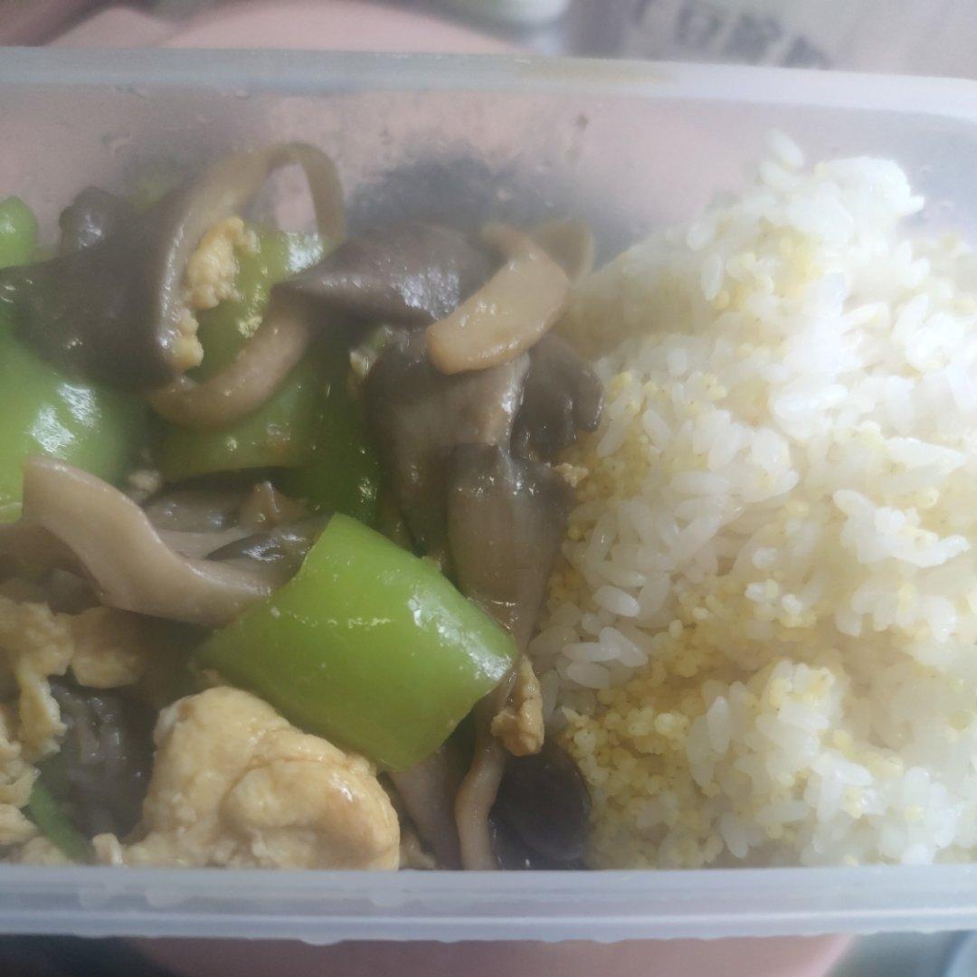 平菇青椒炒鸡蛋 好吃又营养的超快手家常菜