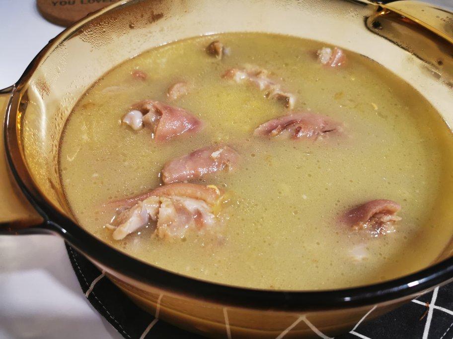 黄豆花生猪脚汤