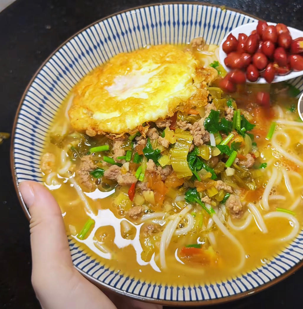 煎蛋肉沫酸菜米粉