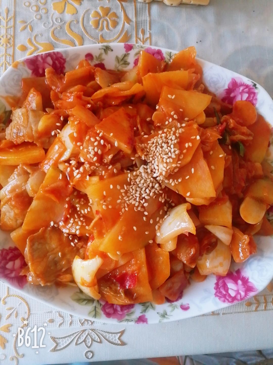 辣白菜五花肉炒土豆片