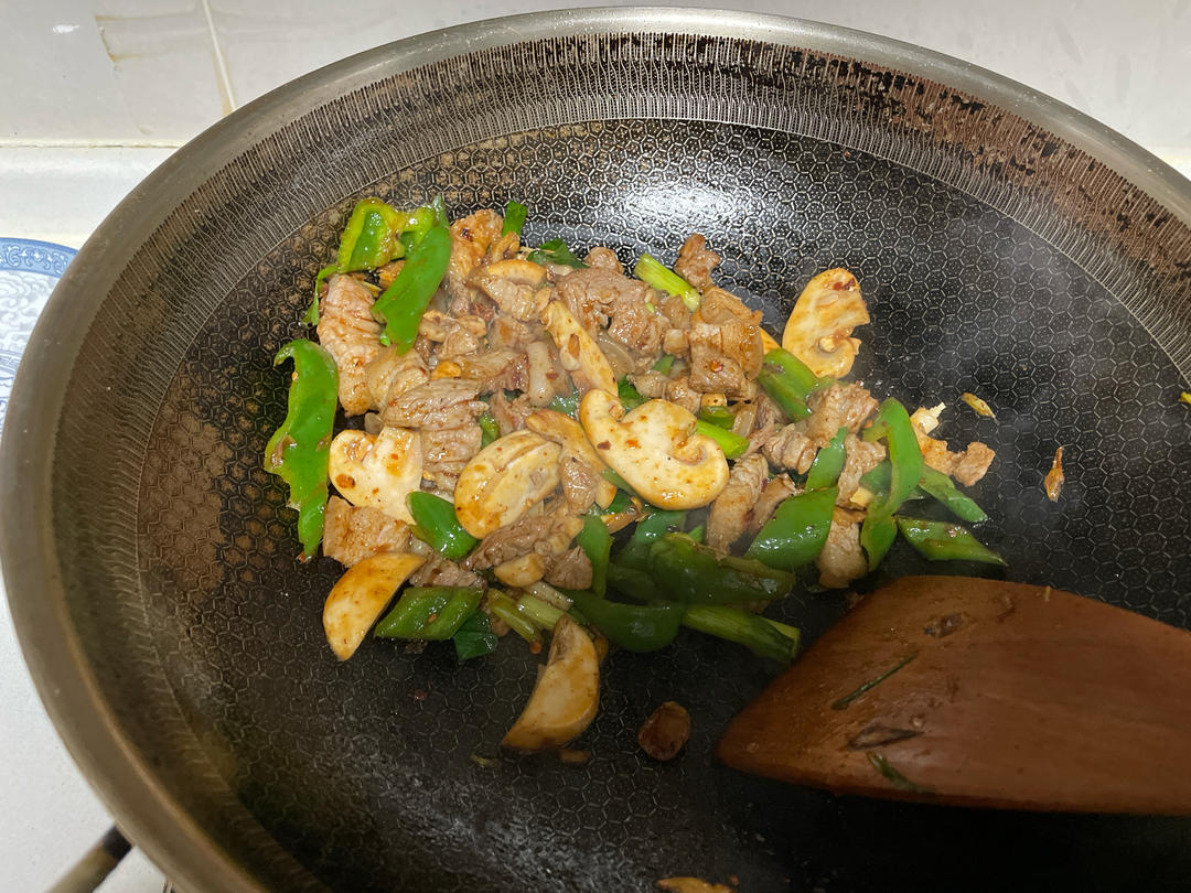 食肉兽的快乐！（生酮keto）低碳者都吃点啥-简单易做家常快手低碳生酮回锅肉，油滋滋的真的超级生酮友好！