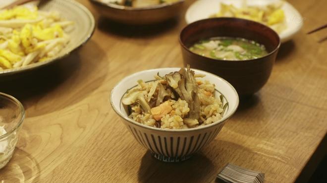 昨日的美食01 牛蒡舞菇焖饭　ゴボウとまいたけ炊き込みご飯的做法