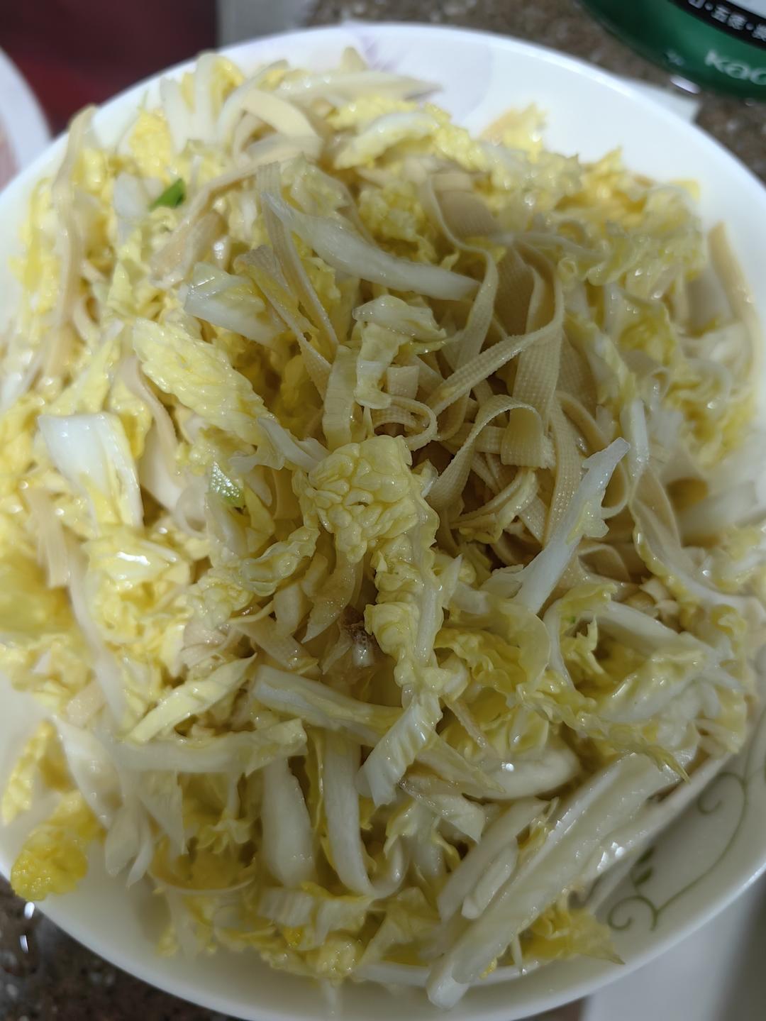 凉拌白菜干豆腐丝  
东北家常凉菜