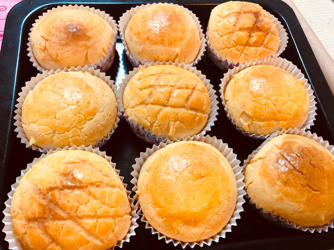 做100款面包の12：在家开茶餐厅!港式菠萝包 –不划格子自然裂开的香酥脆皮！菠萝油/酥皮包