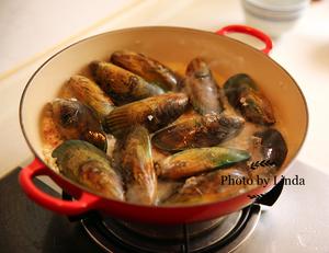 新西兰青口贝mussel（最原始最鲜美的做法）超级简单/人人都可以成为别人羡慕的大厨，超详细步骤图，铸铁锅的做法 步骤11