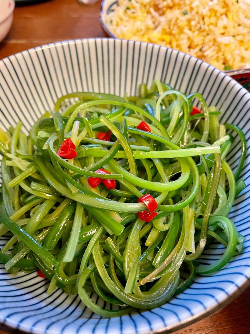 鲜美脆爽的凉拌蒜苔丝