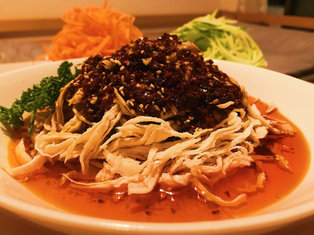 熬一碗无油烟红油，来一盘川香凉拌鸡丝