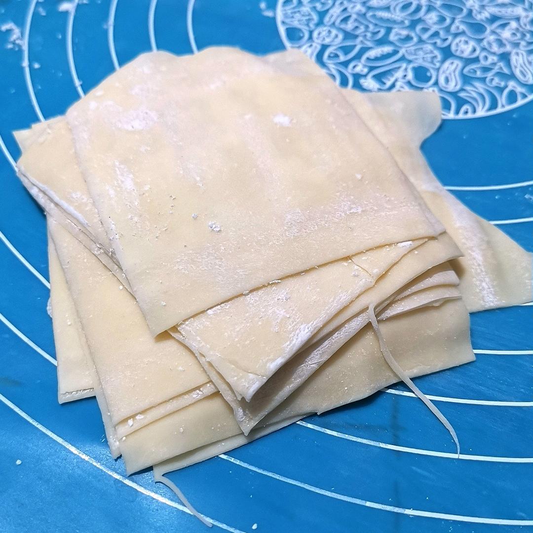 薄如蝉翼的手擀馄饨皮
