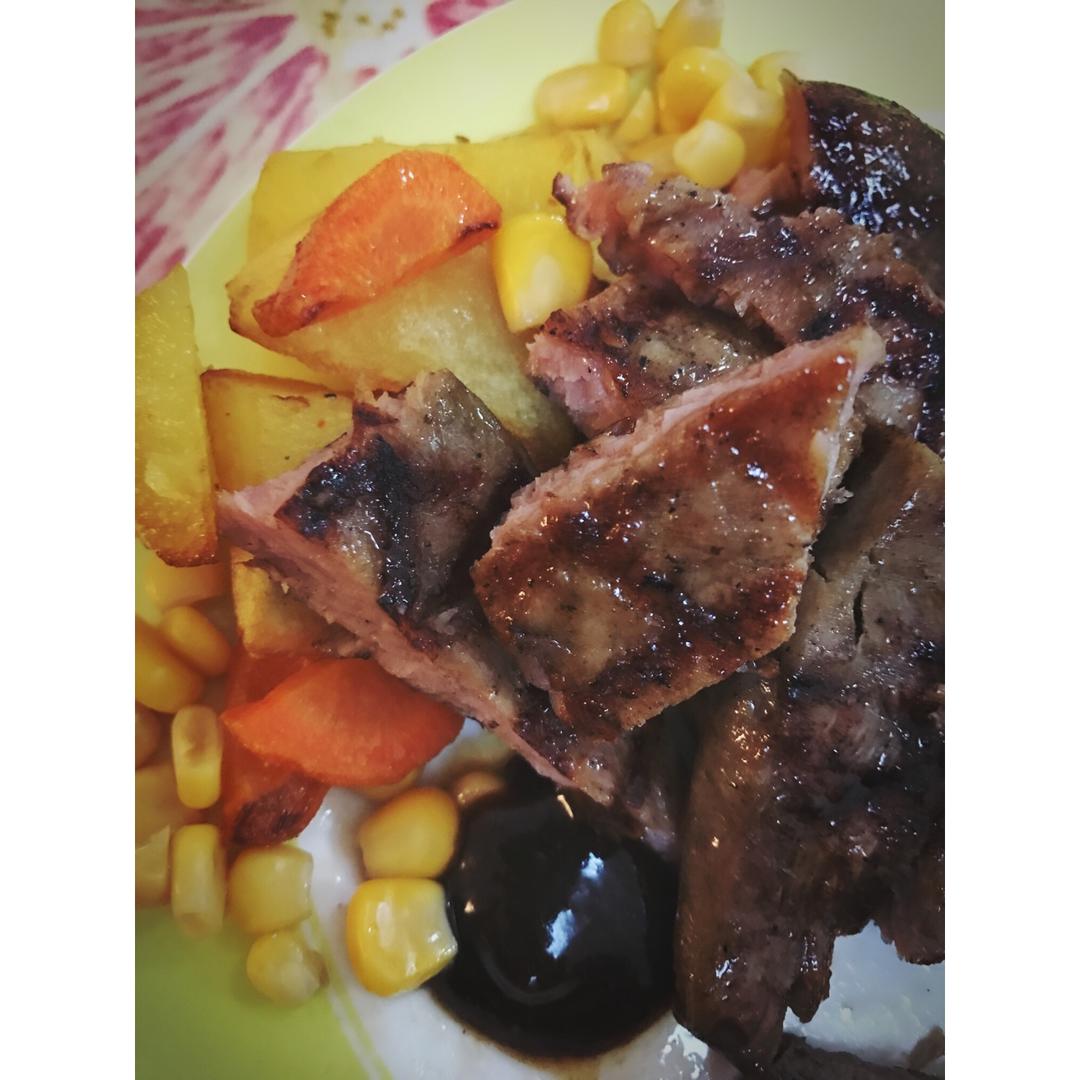 四分钟煎好一块鲜嫩多汁的牛排