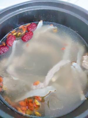 解燥滋养水鸭石斛汤的做法 步骤2