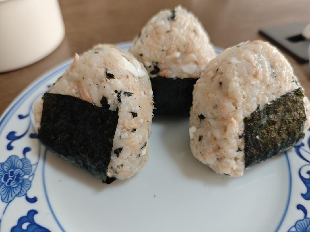 金枪鱼芝麻手捏饭团