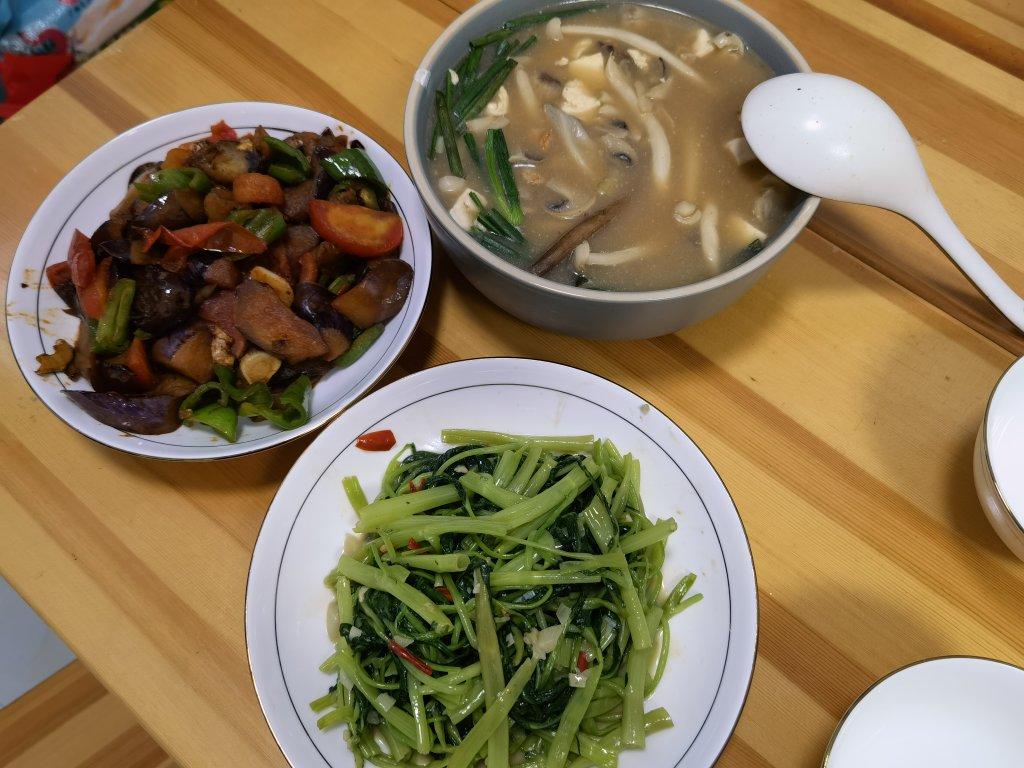 番茄青椒炒茄子