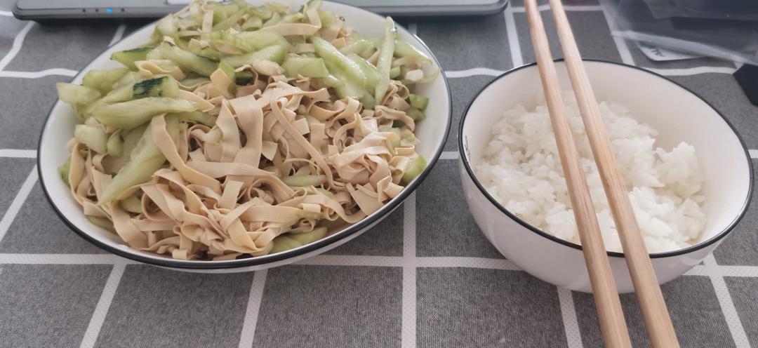 黄瓜拌豆腐皮