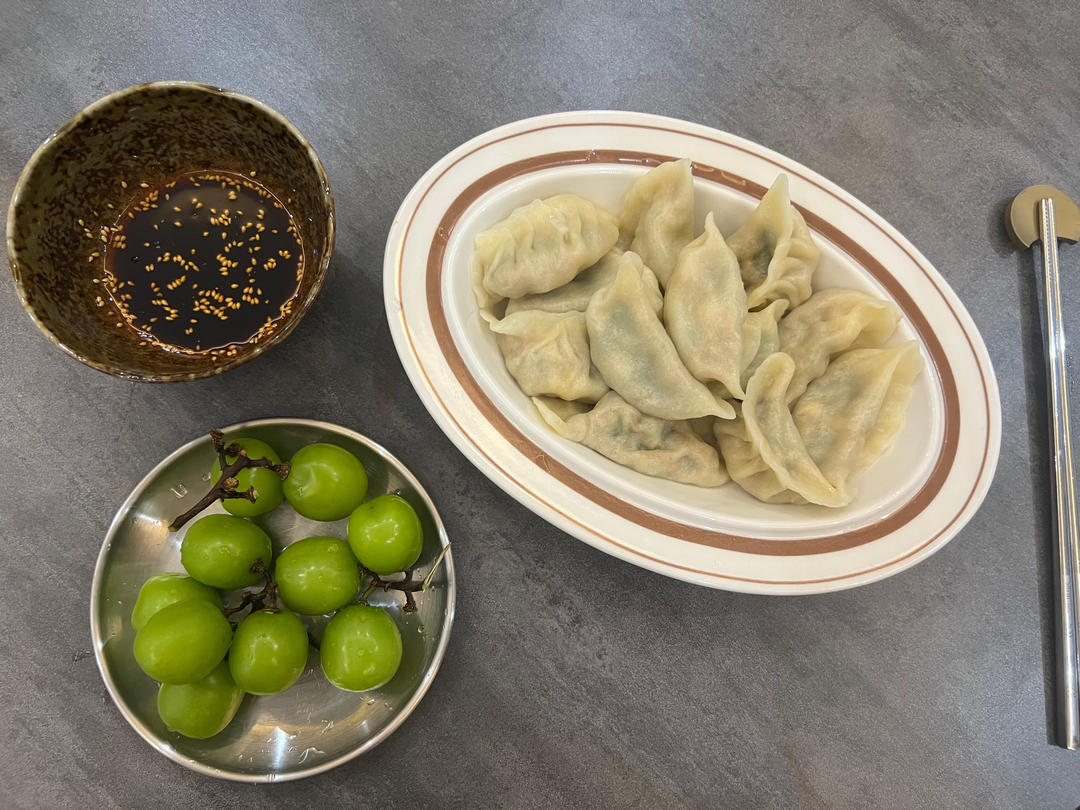 韭菜猪肉饺子(附擀皮和最简单的饺子包法)